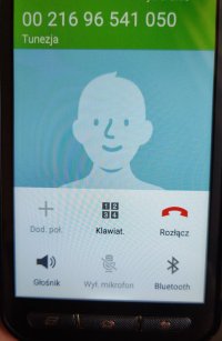 ekran telefonu komórkowego z przykładowym numerem telefonu zagranicznego