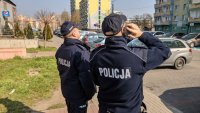 dwóch policjantów podczas patrolu