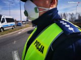 policjant z maseczką na twarzy