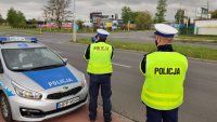 policjanci w trakcie kontroli prędkości pojazdów