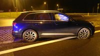 samochód audi z wystrzeloną poduszką powietrzną i uszkodzoną oponą prawą przednią