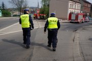 policjanci na miejscu zdarzenia drogowego