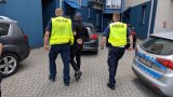 policjanci z zatrzymanym fałszywym policjantem