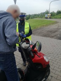 policjanci ruchu drogowego w trakcie działa &quot;Jednośladem bezpiecznie do celu&quot;