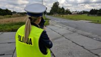 policjantka mierzy prędkość pojazdów