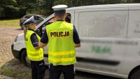 policjanci kontrolują samochód dostawczy