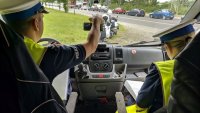 policjanci sporządzający dokumentację w radiowozie