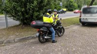 policjantka kontroluje motocyklistę