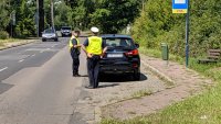 policjanci i funkcjonariusz SOK podczas działań &quot;Bezpieczny przejazd - Szlaban na ryzyko&quot;