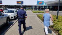 policjant i inspektor sanitarny idą do centrum handlowego