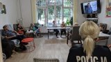 policjantka podczas spotkania z seniorami