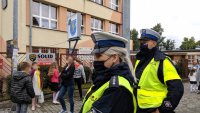 policjanci podczas akcji &quot;Bezpieczna droga do szkoły&quot; wręczają odblaski