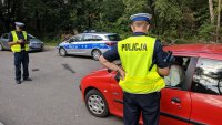 policjanci podczas kontroli pojazdu osobowego