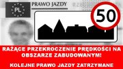 Znak ograniczenia prędkości do 50 km/h i obszaru zabudowanego, w tle blankiet prawa jazdy. Na dole na czerwonym tle napis: Rażące przekroczenie prędkości na obszarze zabudowanym. Kolejne prawo jazdy zatrzymane.