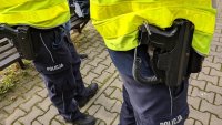 zdjęcie zbliżone na kabury dwóch policjantów