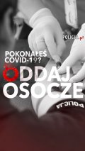 napis: pokonałeś covid-19? oddaj osocze. W tle ręka policjanta podczas pobierania krwi.