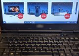 na ekranie laptopa otworzona strona internetowa z przedmiotami w promocyjnych cenach