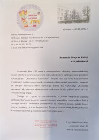 List od uczniów klas I-III Szkoły Podstawowej nr 6 w Mysłowicach, w którym dziękują policjantom za pracę, dzięki której mogą się czuć bezpiecznie. Tekst: Uczniowie klas I-II wraz z nauczycielami edukacji wczesnoszkolnej naszej placówki uczestniczą w tym roku szkolnym w ogólnopolskim projekcie edukacyjnym &quot;Serdeczna karteczka&quot;. Projekt ma na celu kształtowanie w dzieciach postaw społecznych, wyrażania wdzięczności, szacunku i empatii. W każdym miesiącu dzieci wykonują kartki dla wybranego &quot;Bohatera miesiąca&quot;, aby poprzez własnoręcznie wykonane laurki podziękować za trud i wykonywaną pracę. Dlatego też poprzez te podziękowania, a przede wszystkim poprzez serdeczne karteczki naszych uczniów chcemy wszystkim pracownikom Policji naszego miasta, serdecznie podziękować za Państwa pracę, dzięki której wszyscy możemy czuć się bezpieczniej. Życzymy dużo zdrowia, sił i wytrwałości w wykonywaniu tak potrzebnej nam wszystkim pracy.