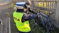 policjantka i kierując rowerem mężczyzna