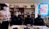 Policjant i policjantki w bibliotece podczas nagrania filmu profilaktycznego dla dzieci szkół podstawowych