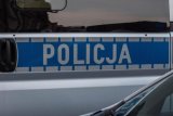 napis policja na drzwiach radiowozu