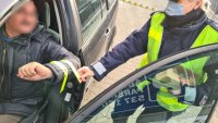 policjantka zakłada opaskę odblaskową na przedramię kierowcy