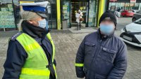 policjantka z mieszkańcem, który otrzymał opaskę odblaskową