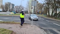 policjant zatrzymuje do kontroli pojazd opel