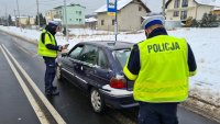 policjanci sprawdzają stan trzeźwości kierującego