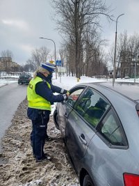 policjantka wręcza odblask kierującemu