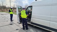 policjanci przeprowadzają kontrolę drogową kierowcy fiata