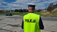 policjant obserwujący ruch pojazdów