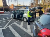 policjanci i pies do tropienia narkotyków sprawdzają kierowcę renault