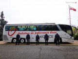 pięciu policjantów na tle krwiobusu z RCKIK