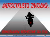 grafika motocyklisty na drodze i tekst: Motocyklisto zwolnij! Jednośladem bezpiecznie do celu