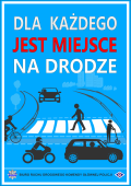 Na niebieskim tle tekst: Dla każdego jest miejsce na drodze. Pod tekstem grafiki samochodu, rowerzysty, motocyklisty, pieszego i przejścia dla pieszych