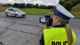 policjantka z urządzeniem TruCam do pomiaru prędkości