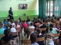 policjanci podczas profilaktycznego spotkania z uczniami Szkoły Podstawowej nr 4 w Mysłowicach