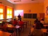 policjant w sali lekcyjnej w trakcie spotkania z uczniami szkoły podstawowej nr 16