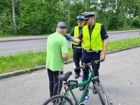 policjanci sprawdzają stan trzeźwości rowerzysty