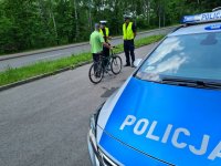 policjanci w trakcie kontroli rowerzysty