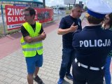 policjantka oraz przedstawiciele automobilklubu mysłowickiego w trakcie rozmowy