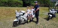 aspirant Juliusz Przewłocki ze swoimi synami Wojtusiem i Adasiem na policyjnym motocyklu