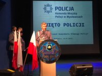 Komendant Miejski Policji w Mysłowicach przy mównicy podczas swojego przemówienia