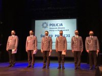 sześciu mianowanych na wyższe stopnie policjantów na scenie MOK