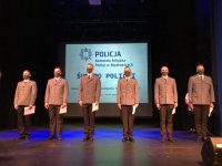 sześciu awansowanych na wyższe stopnie policjantów na scenie MOK