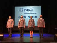 czworo policjantów wyróżnionych nagrodą pieniężną przez Prezydenta Miasta Mysłowice na scenie MOK