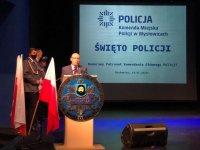 Prezydent Dariusz Wójtowicz na scenie MOK podczas swojego przemówienia