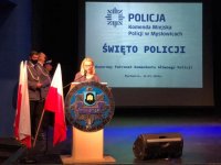 Wiceprezes Stowarzyszenia Emerytów i Rencistów Policyjnych Koła Terenowego w Mysłowicach Sylwia Romaniuk podczas swojego przemówienia na scenie MOK
