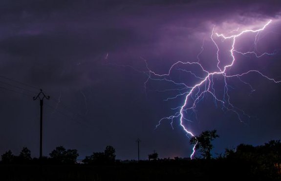 zdjęcie poglądowe: zjawisko wyładowań atmosferycznych